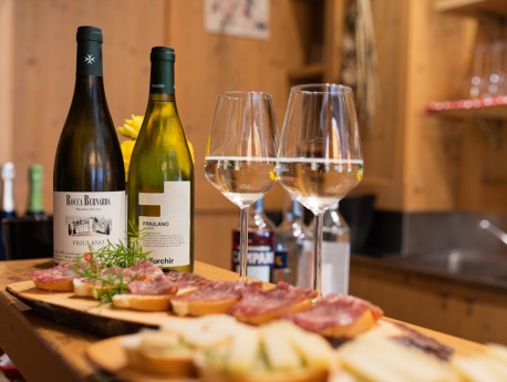 Spuntino e bicchiere di buon vino al bar dell'albergo Dolomiti di Claut 