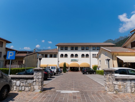 Parcheggio e ingresso dell'albergo Dolomiti a Claut 